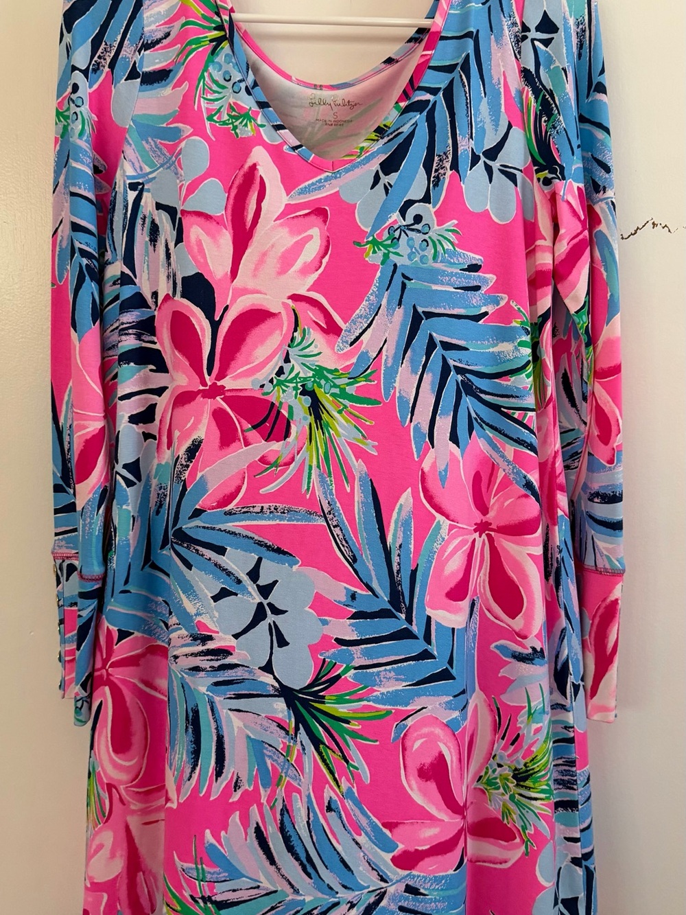 Lilly Pulitzer āKaisleyā Hot Pink Tropical V-Neck Tunic with Blue Leaf Print